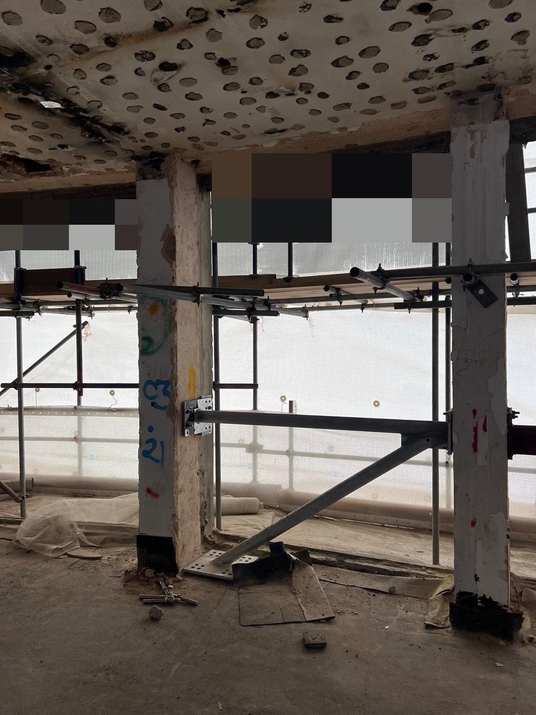 Bracing fixed at the column and the floor slab